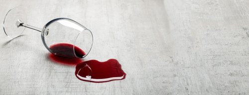 Ako vyčistiť a odstrániť škvrny od červeného vína